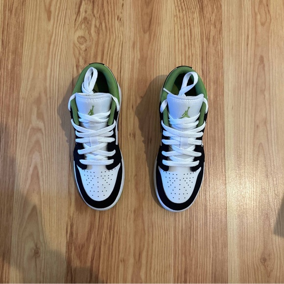 5.5W Air Jordan 1 Low SE Floral Vines (GS) Size 4 youth (5.5 women’s) - Picture 2 of 8
